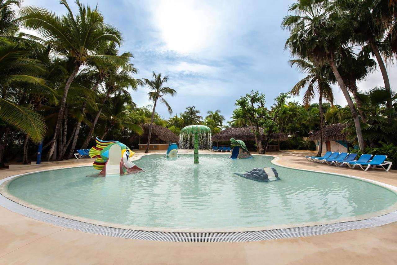 Grand Sirenis Punta Cana Resort & Aquagames Uvero Alto Εξωτερικό φωτογραφία The swimming pool at the resort