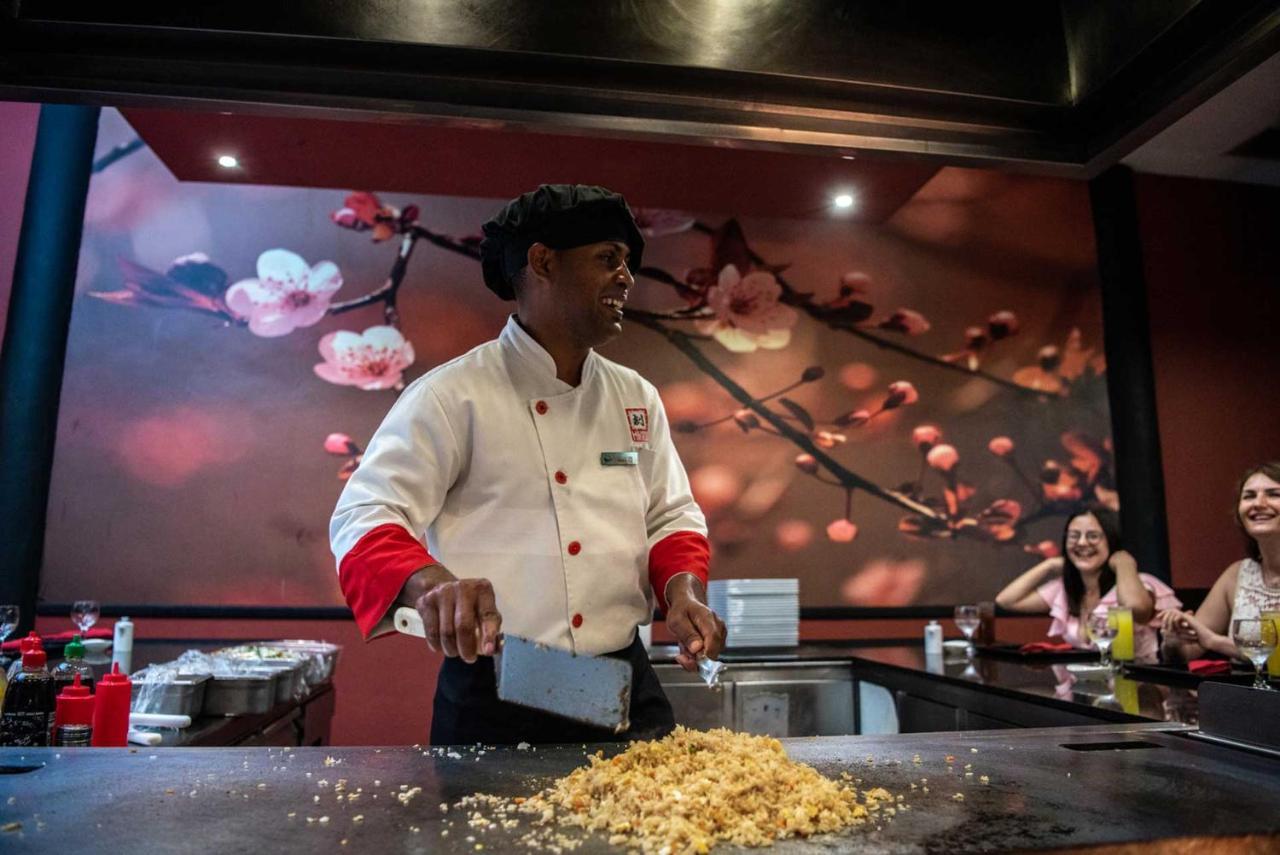 Grand Sirenis Punta Cana Resort & Aquagames Uvero Alto Εξωτερικό φωτογραφία A chef at work