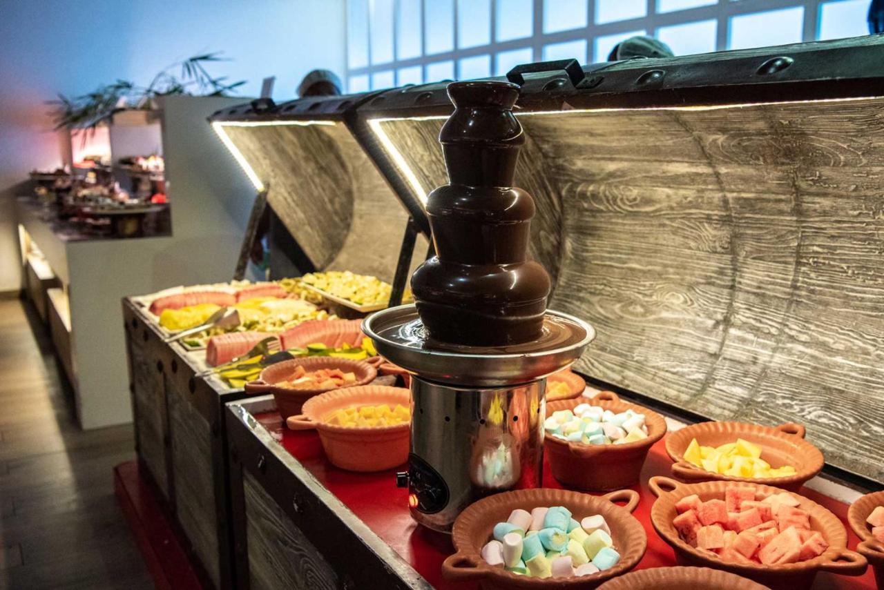 Grand Sirenis Punta Cana Resort & Aquagames Uvero Alto Εξωτερικό φωτογραφία A chocolate fountain