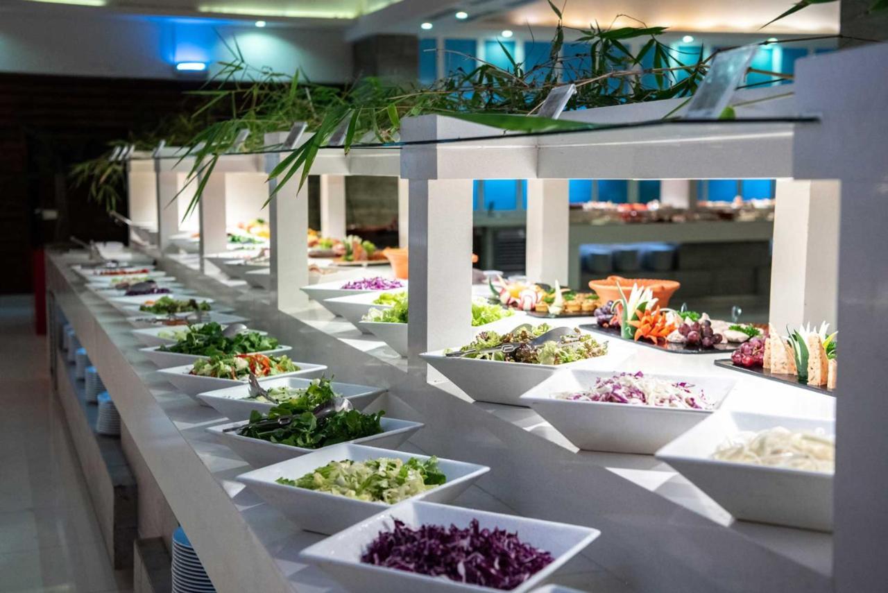 Grand Sirenis Punta Cana Resort & Aquagames Uvero Alto Εξωτερικό φωτογραφία A salad bar